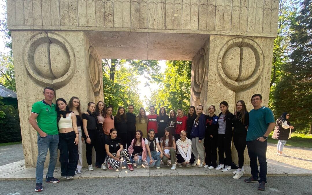 KÉZILABDA: Háromból három az első helyért